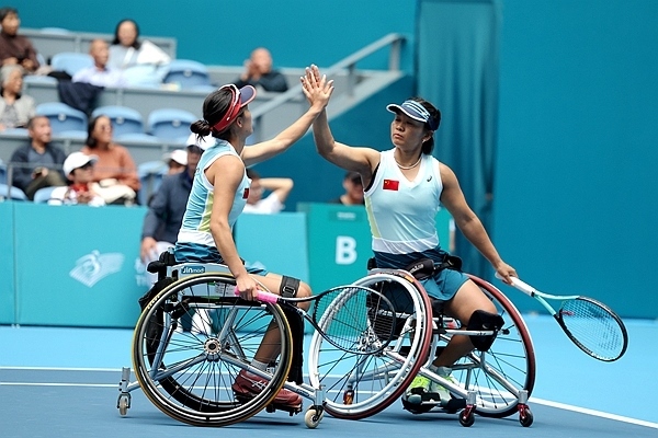 10月25日，杭州亞殘運(yùn)會(huì)輪椅網(wǎng)球女雙決賽，中國組合朱珍珍(右)/郭珞瑤慶祝得分。人民網(wǎng)記者 胡雪蓉?cái)z