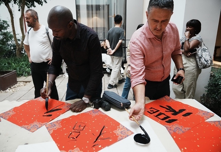 首屆國際傳播“絲路獎”獲獎代表等在廣州市荔灣區(qū)永慶坊參加文化交流活動。楊爍壁、王燕攝影報道