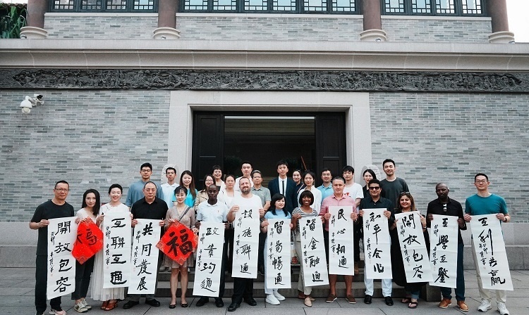 首屆國際傳播“絲路獎”獲獎代表等在廣州市荔灣區(qū)永慶坊參加文化交流活動。楊爍壁、王燕攝影報道