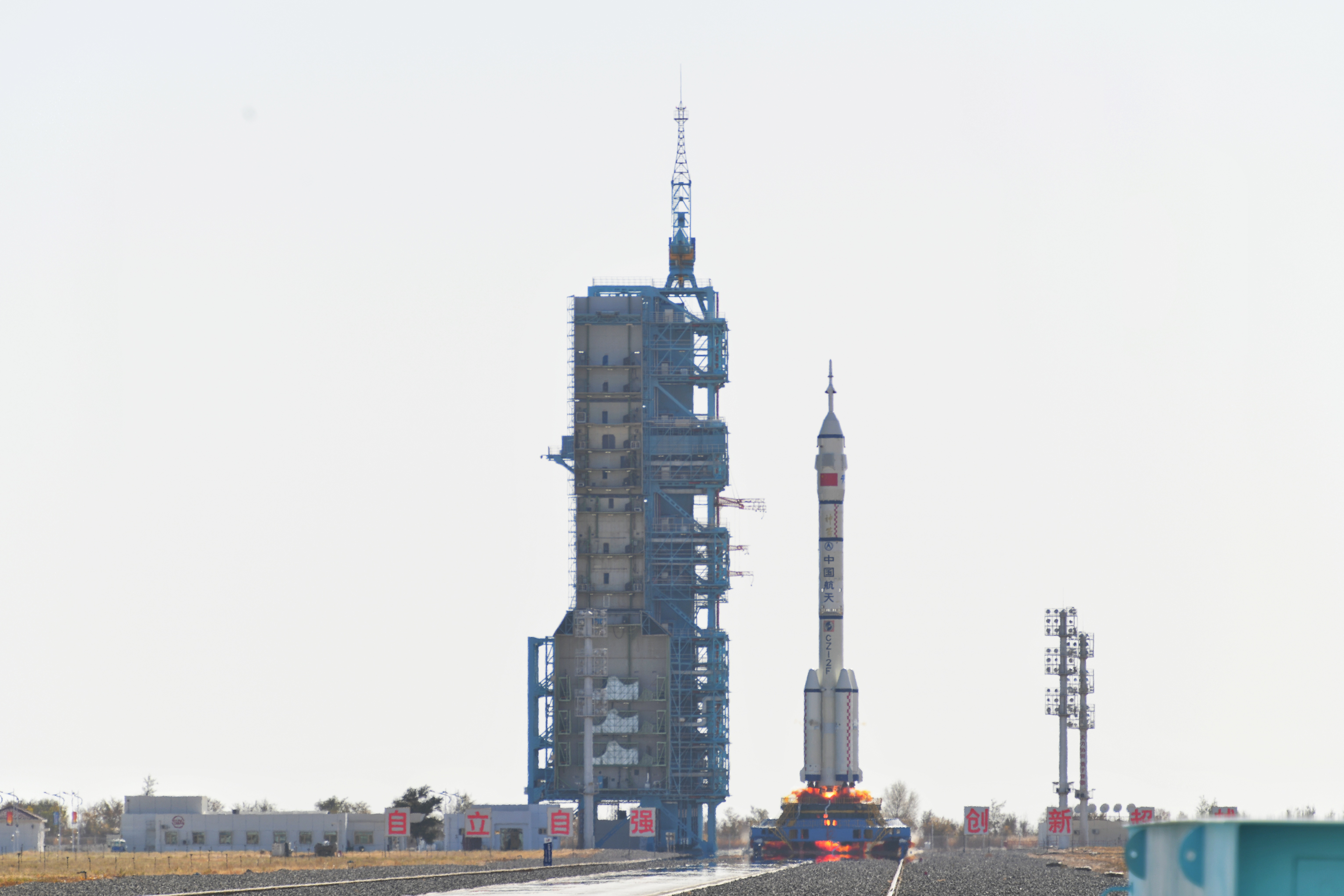 神舟十七號載人飛船發(fā)射升空震撼瞬間。人民網(wǎng) 張啟川攝