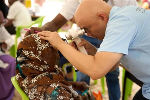 醫(yī)療隊為當(dāng)?shù)鼗颊吡x診。中國援桑醫(yī)療隊供圖