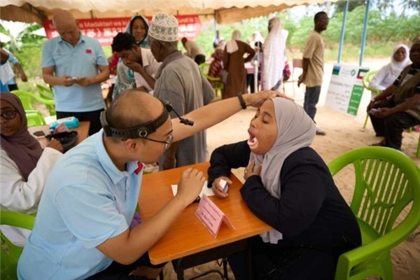 醫(yī)療隊為當(dāng)?shù)鼗颊吡x診。中國援桑醫(yī)療隊供圖