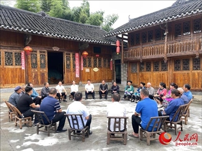 花垣縣石欄鎮(zhèn)朋巖村的院壩會(huì)。人民網(wǎng) 周靜圓攝