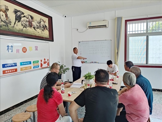 泉塘村17組議事會(huì)正在討論土地整理事項(xiàng)。湖南省司法廳供圖