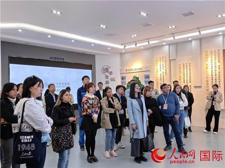 媒體記者探訪薊州礦山生態(tài)修復(fù)項(xiàng)目。人民網(wǎng)記者 符園園攝