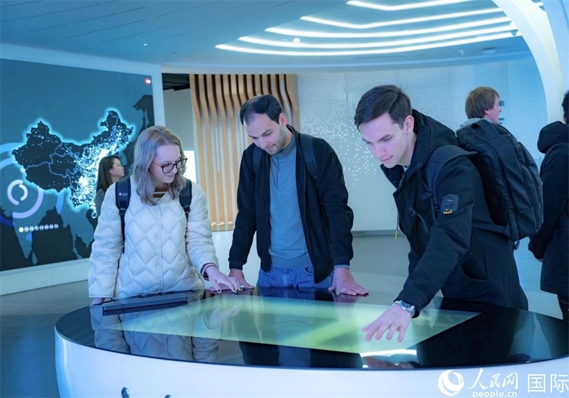 歐亞國家記者在國家大數(shù)據(jù)（貴州）綜合試驗區(qū)交流體驗中心參觀。人民網(wǎng) 陽茜攝