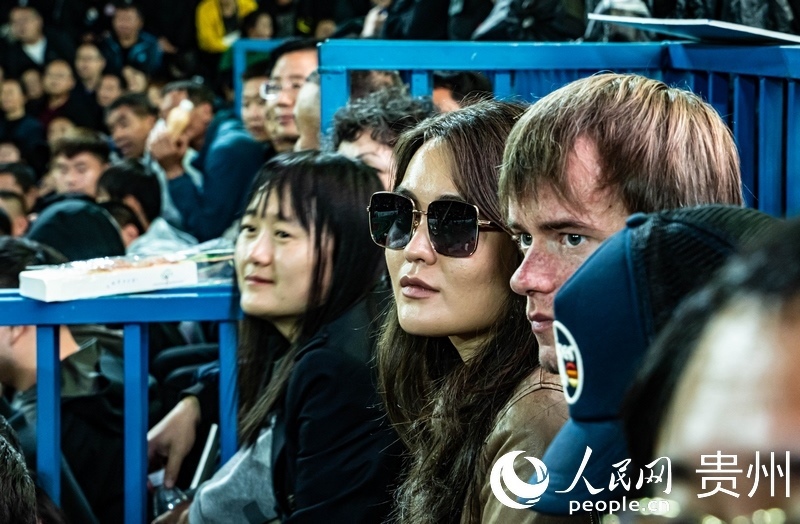 外媒記者走進(jìn)“村BA”決賽現(xiàn)場(chǎng)觀看比賽。人民網(wǎng) 陽茜 攝