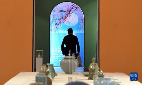 10月30日，人們在伊朗德黑蘭伊朗國家藝術(shù)科學(xué)院觀看展出的展品。新華社記者 沙達提 攝