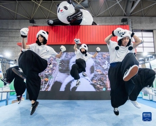  10月29日，街舞隊(duì)在日本大阪國際會(huì)展中心中國館表演街舞。新華社發(fā)（中國駐大阪旅游辦事處供圖）