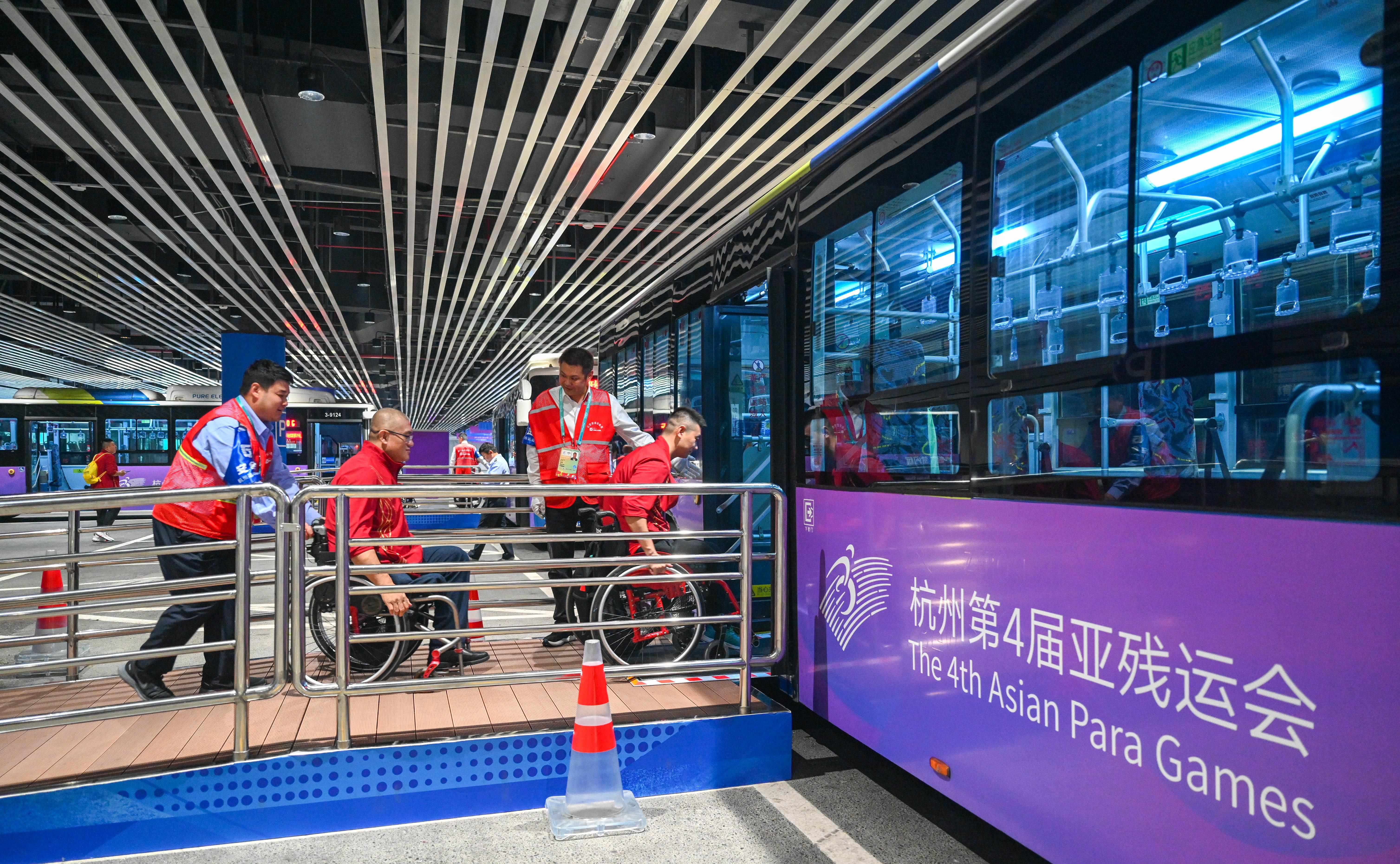 △2023年10月25日，結(jié)束輪椅籃球比賽后的中國隊和阿富汗隊球員通過無障礙坡道，順利上車返回運動員村。