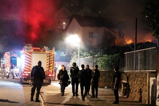  10月29日，在以色列北部城市謝莫納，以軍士兵和急救人員在一處被火箭彈擊中的現(xiàn)場(chǎng)執(zhí)勤。新華社發(fā)（阿亞爾·馬爾戈林?jǐn)z/基尼圖片社）