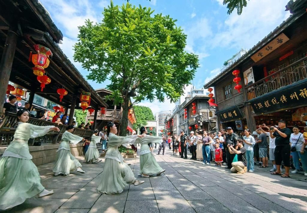 國(guó)慶節(jié)期間，福州市三坊七巷歷史文化街區(qū)上演《尋夢(mèng)閩都》快閃。新華社發(fā)
