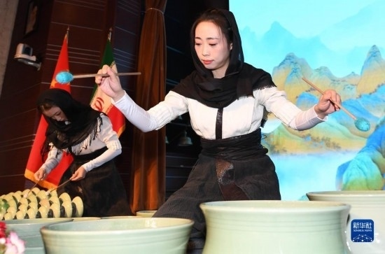 10月30日，演員在伊朗德黑蘭伊朗國家藝術(shù)科學(xué)院舉行的“青風(fēng)海上來”浙江青瓷巡禮開幕式暨“萬象中國·天下寧波”寧波文旅推介會開幕式上表演。新華社記者 沙達提 攝