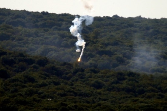 10月28日，閃光彈落在黎巴嫩納古拉樹林中燃起濃煙。新華社發(fā)（阿里·哈希紹攝）