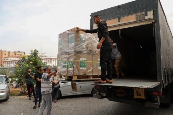  10月29日，工作人員在加沙地帶南部城市汗尤尼斯的一家醫(yī)院搬運(yùn)醫(yī)療援助物資。新華社發(fā)（里澤克·阿卜杜勒賈瓦德攝）