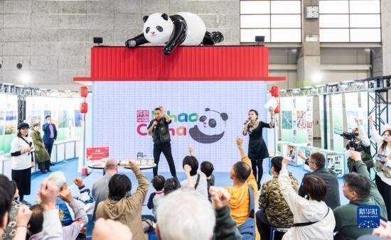  10月29日，游客在日本大阪國際會(huì)展中心中國館參與中國旅游知識(shí)問答活動(dòng)。新華社發(fā)（中國駐大阪旅游辦事處供圖）