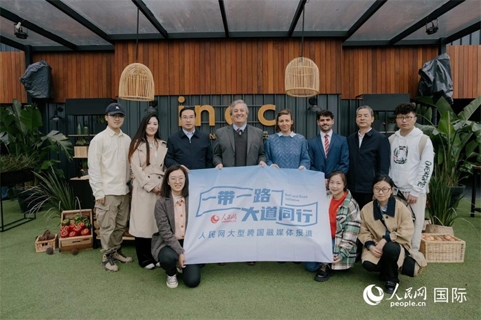 在烏拉圭第118屆普拉多牧農(nóng)業(yè)國際博覽會上，烏拉圭國家肉類協(xié)會主席與人民網(wǎng)記者合影。人民網(wǎng)記者 張若涵攝