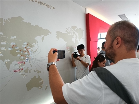 來自波黑的法魯克·博里奇用手機(jī)記錄廣州港可以通達(dá)到的世界城市與地區(qū)。石青川 攝