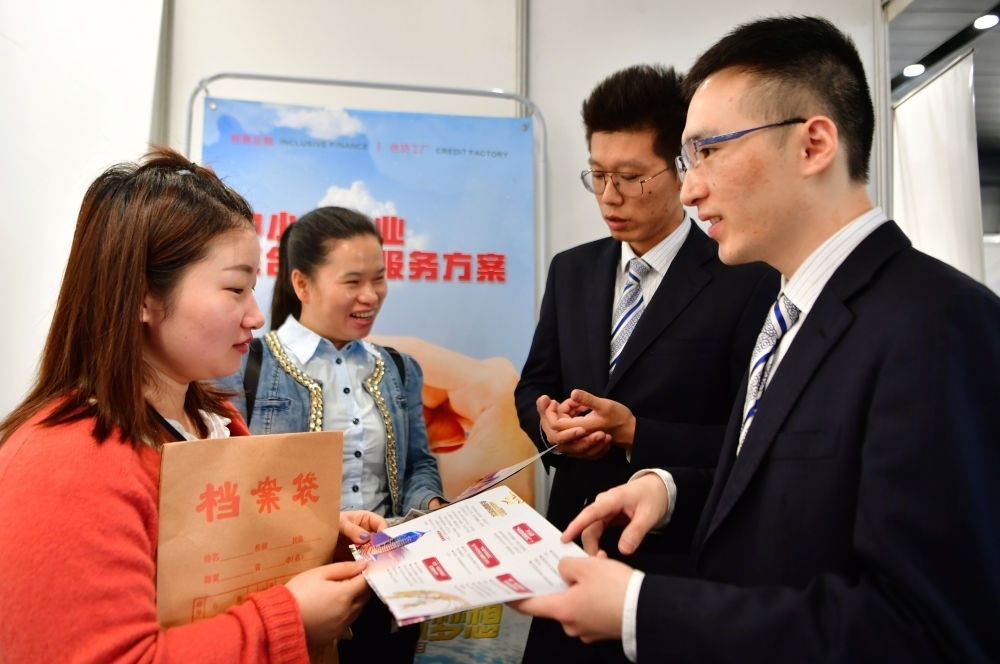 2019年5月9日，兩名鞋業(yè)公司的工作人員（左一和左二）向銀行工作人員咨詢(xún)中小微企業(yè)金融服務(wù)方案細(xì)則。當(dāng)日，福建自貿(mào)區(qū)福州片區(qū)稅企銀三方對(duì)接會(huì)在馬尾基金小鎮(zhèn)舉辦，來(lái)自傳統(tǒng)制造業(yè)、物聯(lián)網(wǎng)和電子商務(wù)等行業(yè)的企業(yè)代表參加對(duì)接會(huì)。新華社記者 魏培全 攝