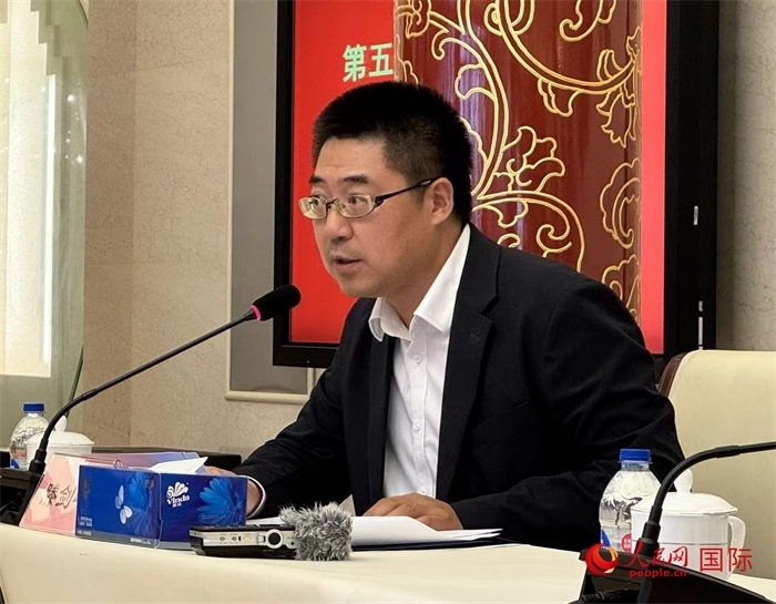 10月31日，歐美同學(xué)會(huì)副秘書(shū)長(zhǎng)滕劍峰在第五屆中法文化論壇媒體吹風(fēng)會(huì)上講話(huà)。（人民網(wǎng) 謝瑩攝）