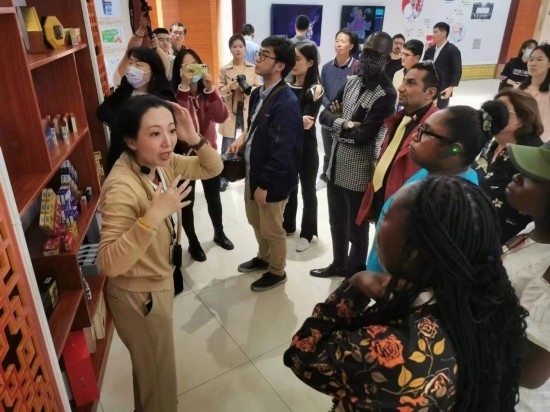 2023“一帶一路”媒體合作論壇聯(lián)合采訪團(tuán)參觀仁和863科技園產(chǎn)品展示區(qū)。（本報(bào)記者 黃超攝）