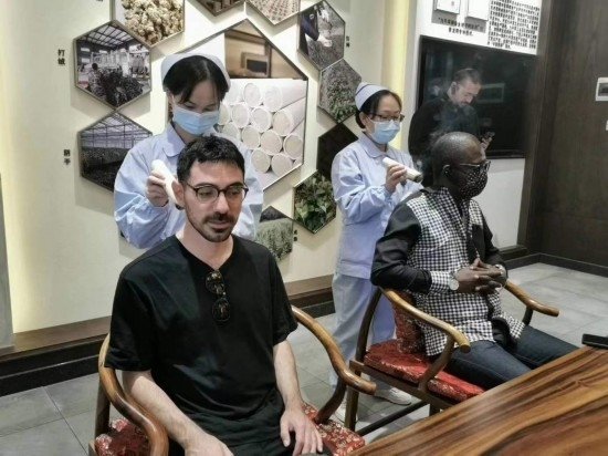 2023“一帶一路”媒體合作論壇聯(lián)合采訪團(tuán)團(tuán)員在九牛草展示館體驗(yàn)艾灸。（本報(bào)記者 黃超攝）