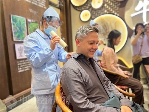  （外媒記者體驗艾灸。中國經(jīng)濟周刊記者 郭志強 攝）