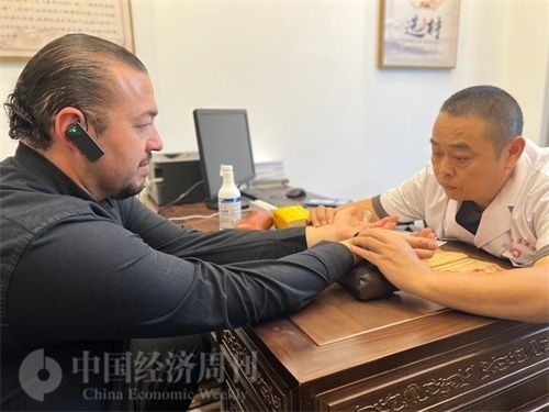 （外媒記者走進(jìn)中醫(yī)堂，問診中醫(yī)名師。中國經(jīng)濟周刊記者 郭志強攝）
