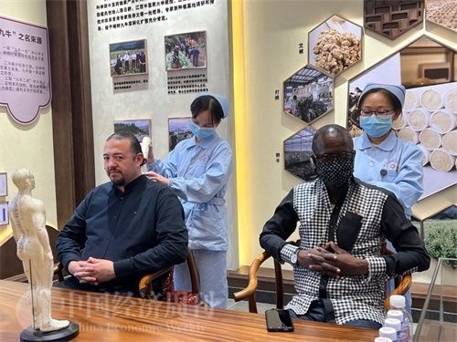  （外媒記者爭先恐后體驗艾灸，直呼神奇。中國經(jīng)濟周刊記者 郭志強 攝）