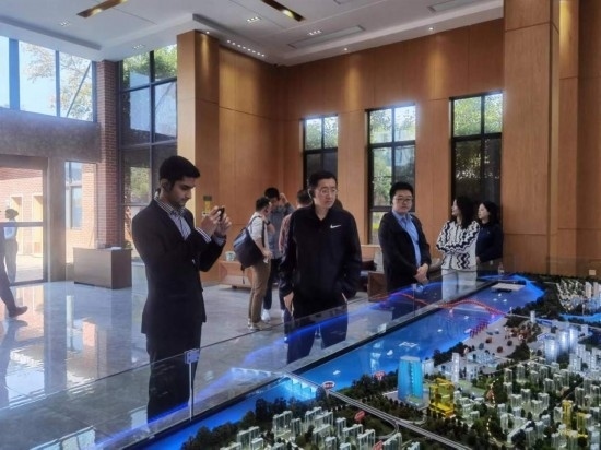 10月24日，2023“一帶一路”媒體合作論壇聯(lián)合采訪團(tuán)團(tuán)員在清水塘投資集團(tuán)招商服務(wù)中心參觀。本報(bào)記者 常雯宜攝