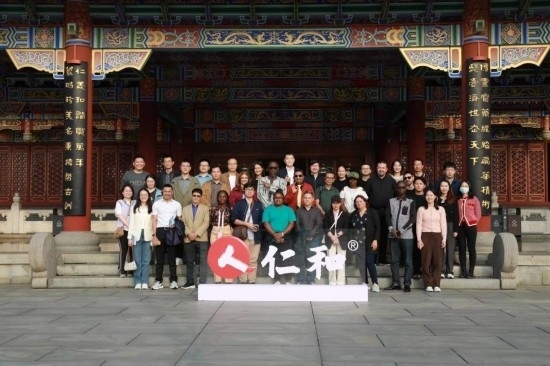 2023“一帶一路”媒體合作論壇聯(lián)合采訪團(tuán)參觀仁和集團(tuán)。（受訪者供圖）