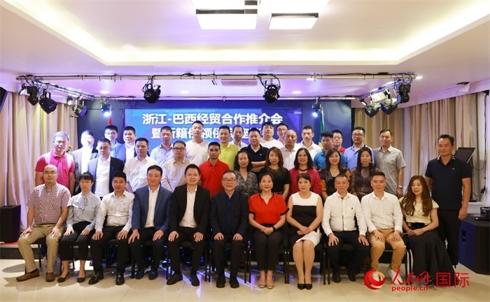 與會(huì)嘉賓合影。人民網(wǎng)記者 陳海琪攝