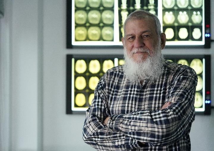 10月31日，古巴科學(xué)家裴德樂(lè)在電子科技大學(xué)校園內(nèi)。