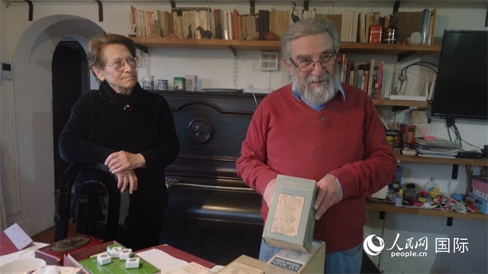 艾麗西亞·奧夫雷貢（左）和馬里奧·帕佐斯向記者展示家中收藏的西班牙語(yǔ)版《紅樓夢(mèng)》。人民網(wǎng)記者 張若涵攝