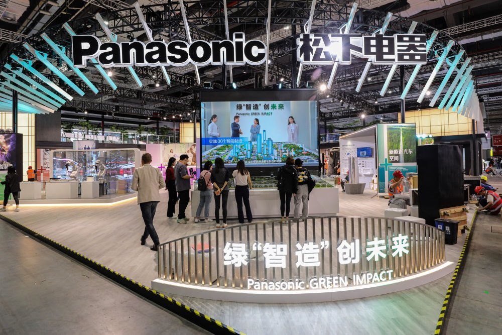 2023年11月2日，工作人員在進(jìn)博會(huì)松下電器展位做準(zhǔn)備工作。新華社記者 辛夢(mèng)晨 攝