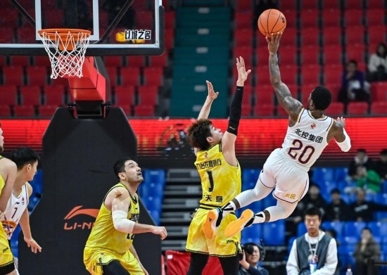 11月4日，北京控股隊(duì)球員費(fèi)爾德（右一）在比賽中投籃。新華社記者 顏麟蘊(yùn) 攝