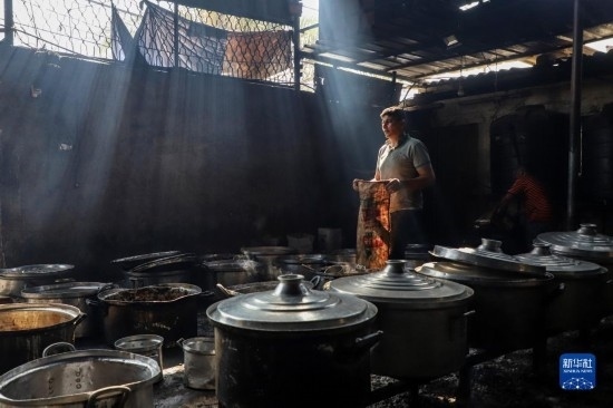 11月3日，在加沙地帶南部城市拉法，人們?cè)诿簹庵袛嗪笥貌窕鹱鲲?。新華社發(fā)（里澤克·阿卜杜勒賈瓦德攝）
