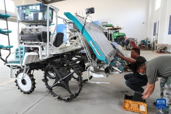 11月4日，技術(shù)員在南通市通州區(qū)十總鎮(zhèn)育民村農(nóng)場(chǎng)保養(yǎng)無人插秧機(jī)設(shè)備。