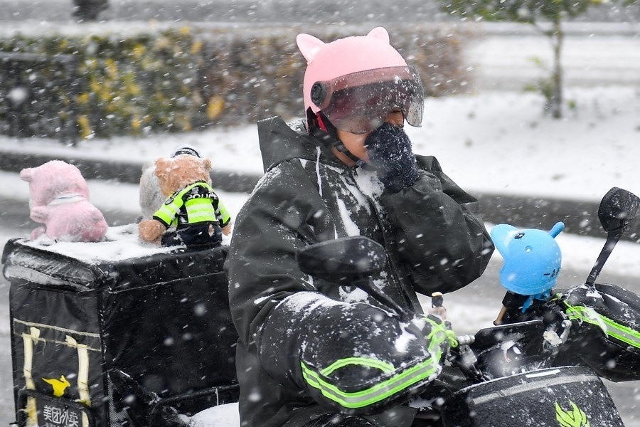 11月6日，在長春市街頭，一名外賣員在雪中騎行。新華社記者 許暢 攝