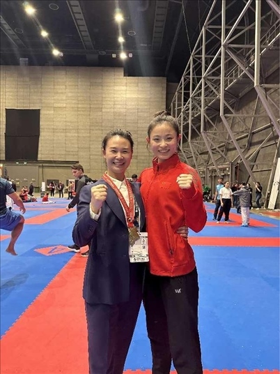 教練李紅（左）與龔莉（右）在2023年匈牙利布達(dá)佩斯世界空手道錦標(biāo)賽上合影。受訪者供圖