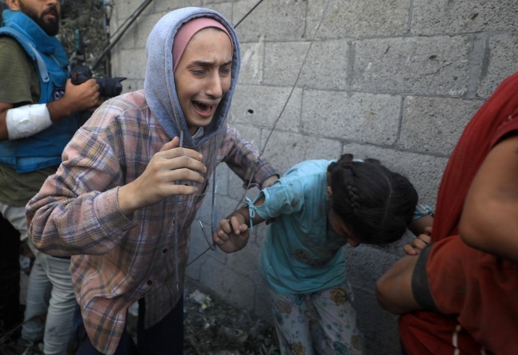 11月6日，人們從加沙地帶中部地區(qū)一處被炸難民營(yíng)逃離。新華社發(fā)（亞西爾·庫(kù)迪攝）