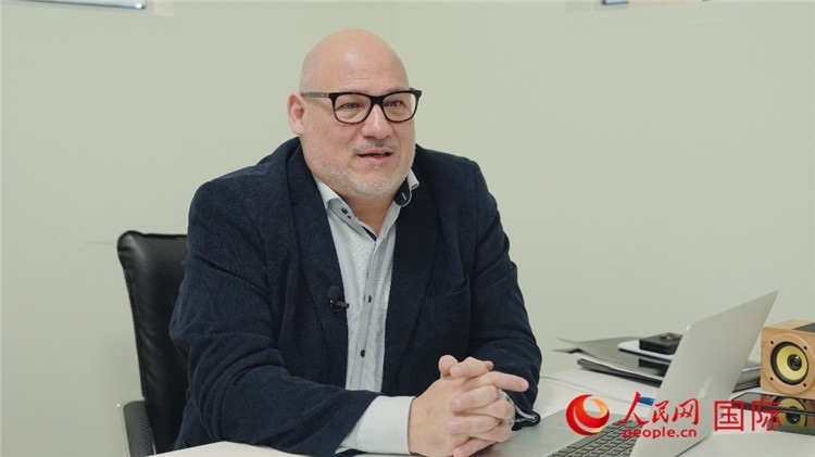 烏拉圭《共和國報》總編輯胡安·布蘭卡接受人民網專訪。人民網記者 張若涵攝