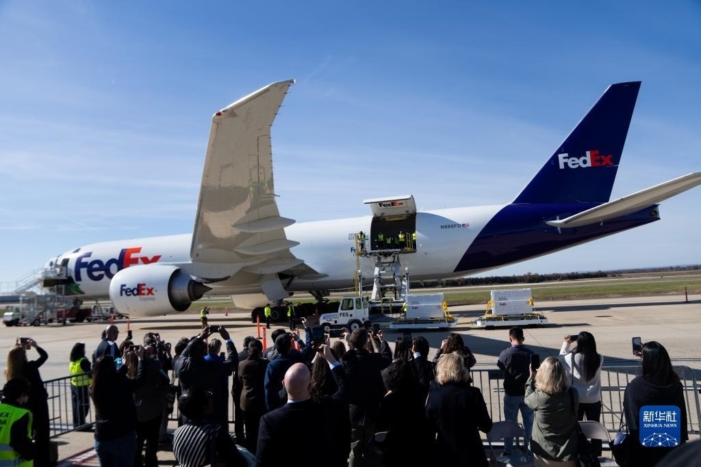 11月8日，在美國弗吉尼亞州的華盛頓杜勒斯國際機場，裝有大熊貓的特制“旅行包廂”準備運上專機。新華社記者劉杰攝