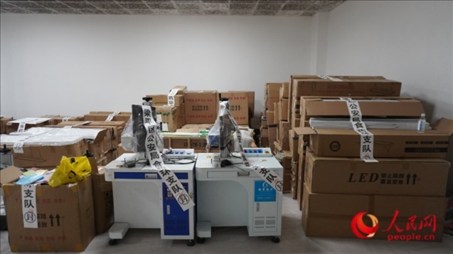 查封的假冒品牌燈具等。人民網(wǎng) 肖聰聰 攝