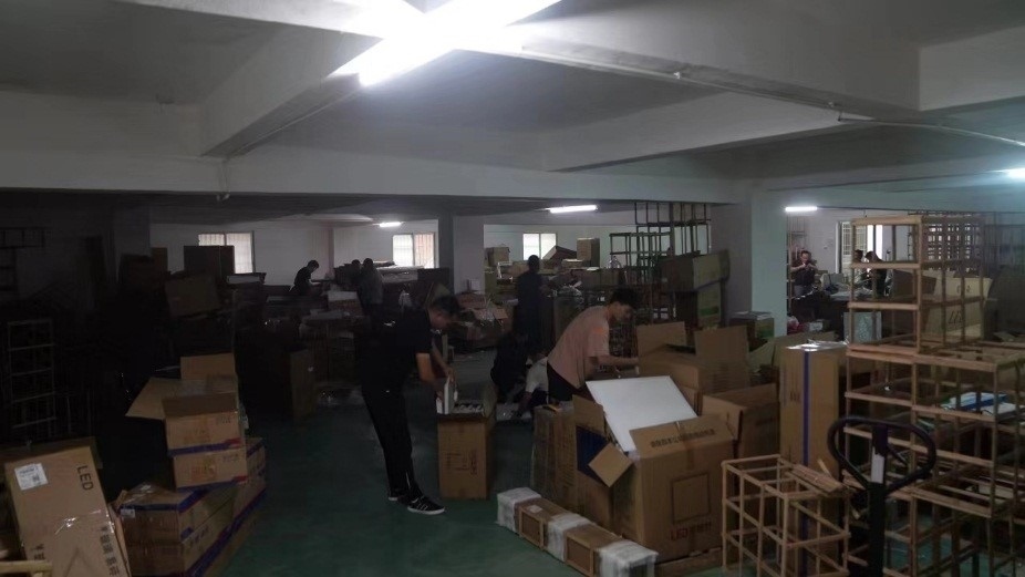 查處倉庫現(xiàn)場。重慶市梁平區(qū)公安局供圖。