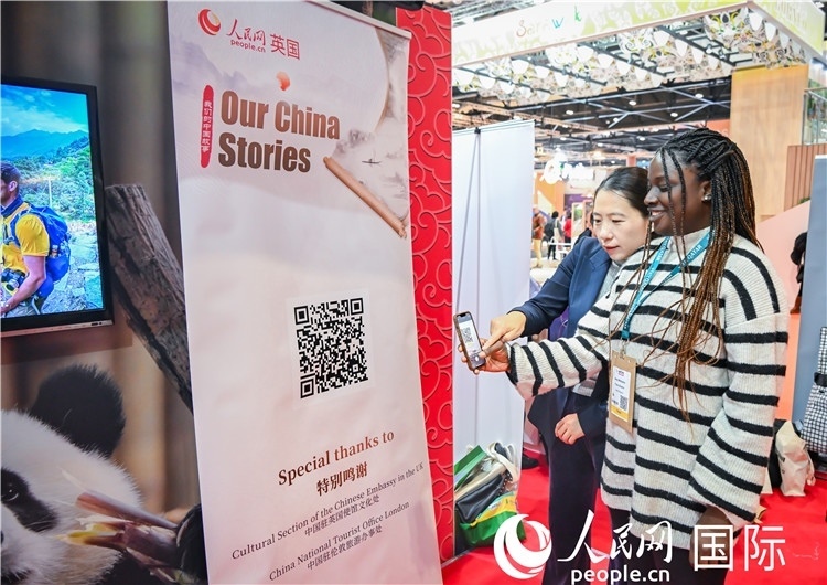 觀眾掃碼《我們的中國故事》系列視頻。人民網(wǎng) 郭錦標(biāo)攝