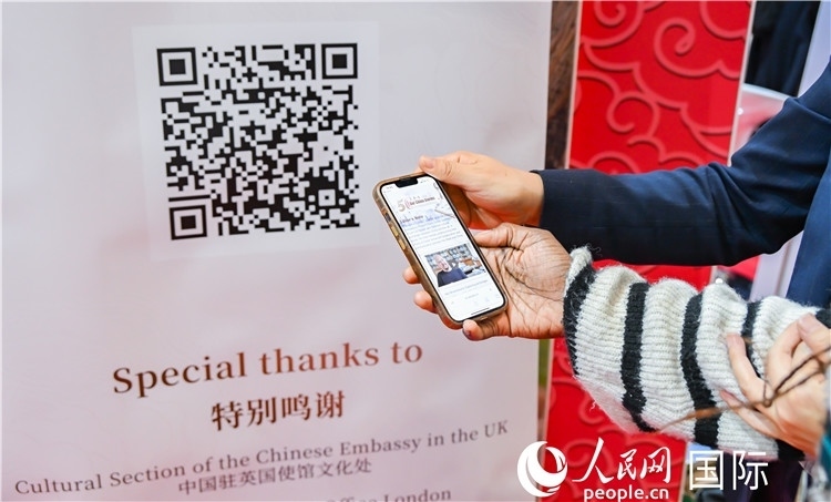 觀眾掃碼《我們的中國故事》系列視頻。人民網(wǎng) 郭錦標(biāo)攝