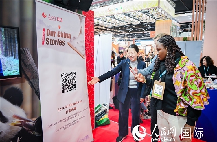 觀眾掃碼《我們的中國故事》系列視頻。人民網(wǎng) 郭錦標(biāo)攝