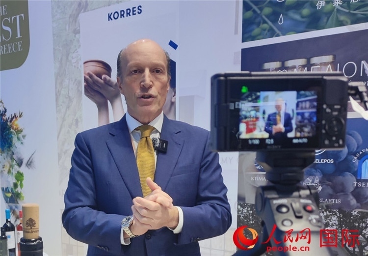 希華集團創(chuàng)始人兼首席執(zhí)行官甘德密先生接受采訪。人民網(wǎng) 殷韜攝