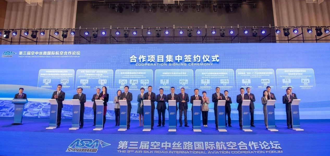 圖為7個(gè)國內(nèi)外合作項(xiàng)目現(xiàn)場簽約。人民網(wǎng)記者 唐宋攝